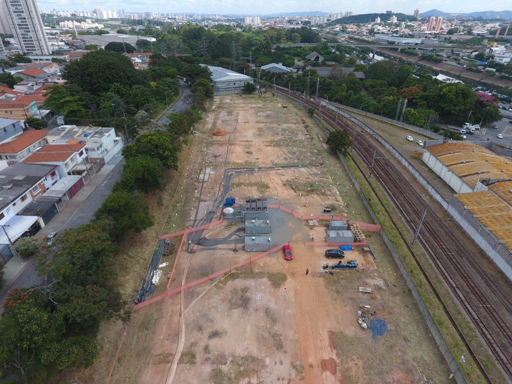 Viaduto de drone de remediação térmica próximo a ferrovias no Brasil