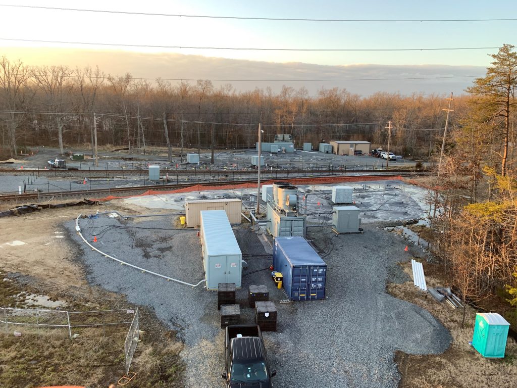 Paso elevado de drones del sitio de remediación de Maryland junto y debajo de las vías del ferrocarril