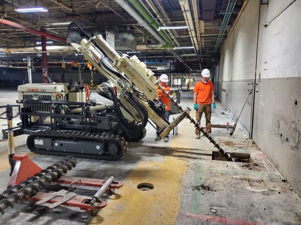 Los miembros del equipo del proyecto de TRS supervisan la instalación de calefacción por conducción térmica en ángulo en un sitio de servicios de remediación de TCH.