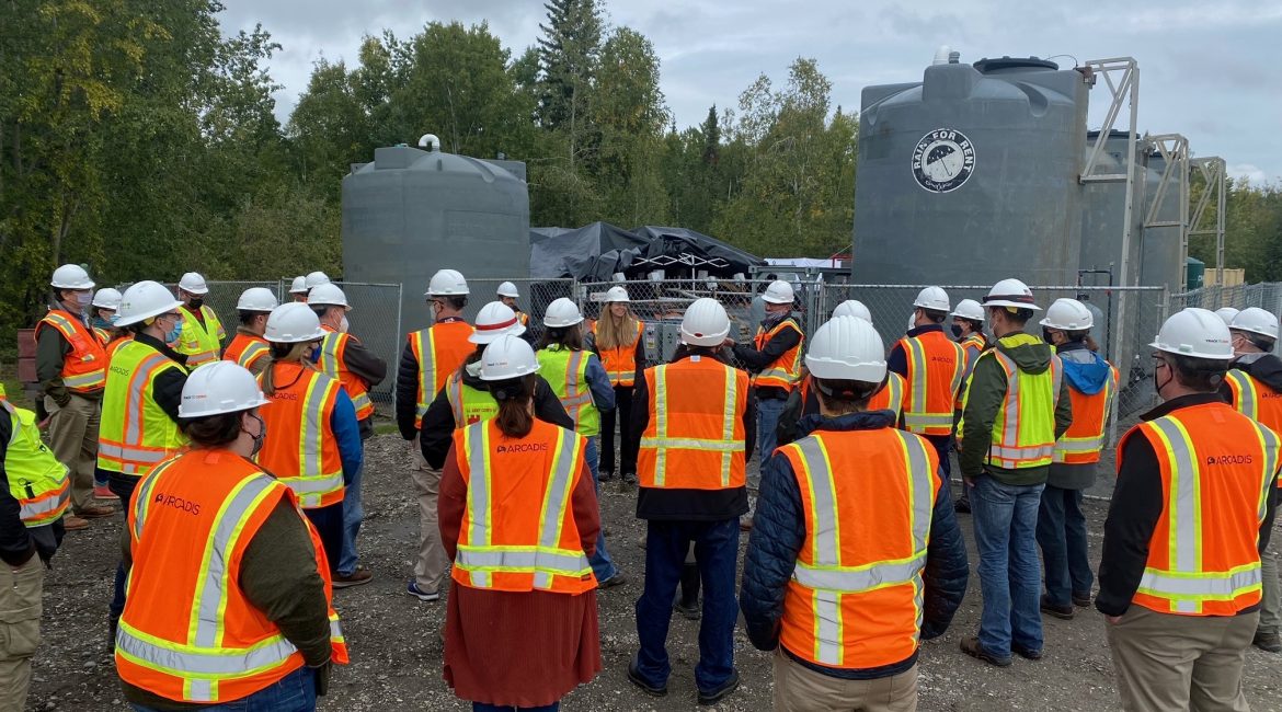 Giornata dimostrativa della bonifica PFAS nel tour del sito del suolo in Alaska