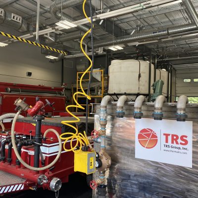 Greg Knight (a sinistra) di TRS monitora PerfluorAd mentre funziona per rimuovere PFAS dal risciacquo dei veicoli antincendio in una caserma dei pompieri nel New England.