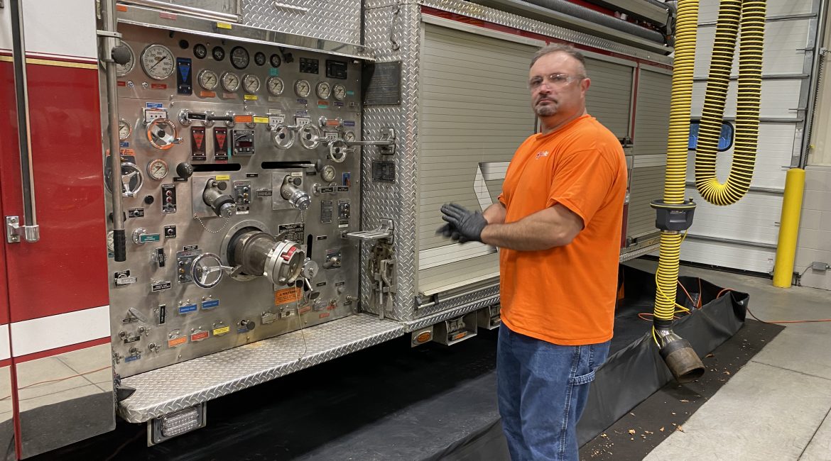 Steve Pistoll, Field Services Manager, esamina un camion dei pompieri in un sito nel Connecticut dove TRS ha completato la prima pulizia AFFF delle attrezzature antincendio utilizzando PerfluorAd.