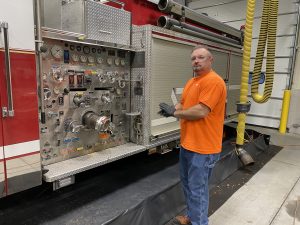 Steve Pistoll, directeur des services sur le terrain, surveille un camion de pompiers sur un site du Connecticut où TRS a terminé le premier nettoyage AFFF de l'équipement d'incendie à l'aide de PerfluorAd.