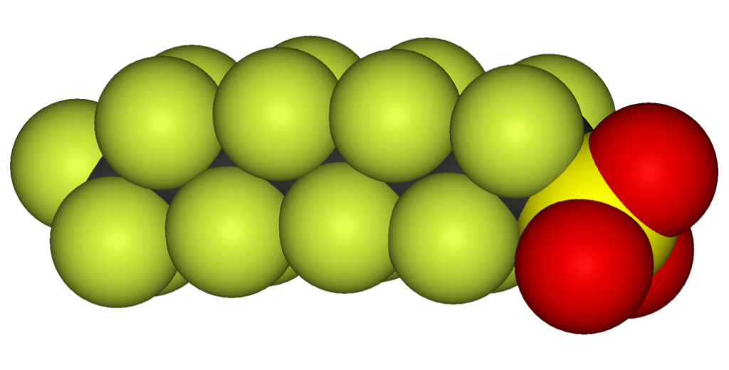 Exemple de molécule de PFAS avec les gros atomes de fluor verts et une tête avec des atomes rouges. Les têtes ont des propriétés variables.