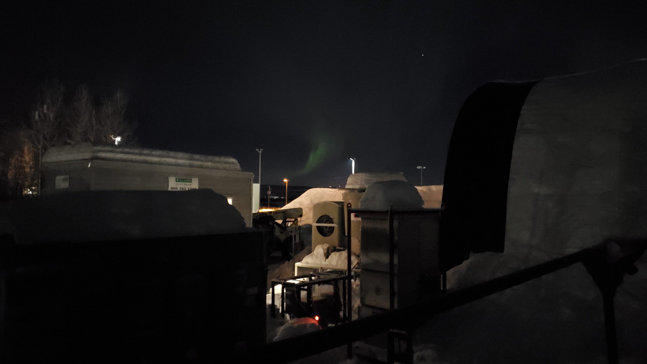 Luke a pris cette photo des aurores boréales au-dessus du chantier de la base aérienne d'Eielson.