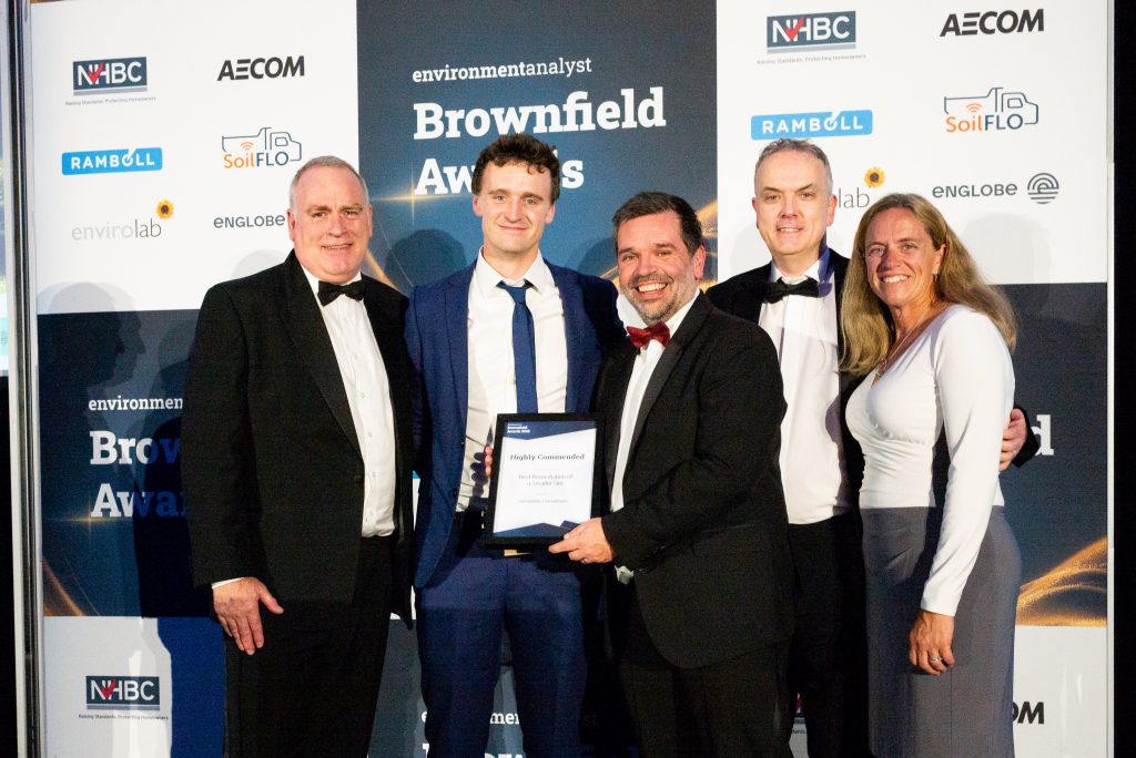 Geosyntec nimmt mit Unterstützung von TRS und Cornelsen (Lynette Stauch von TRS ganz rechts) bei den Brownfield Awards des Brownfield & Regeneration Network die Auszeichnung „Highly Commended“ für die beste Sanierung eines kleineren Standorts entgegen.