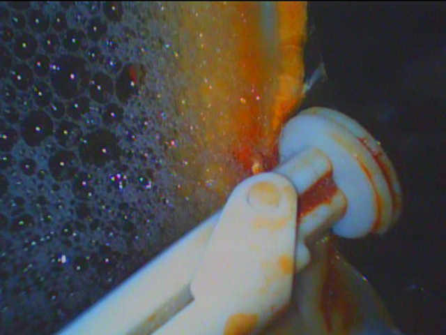 Ejemplo de residuos de AFFF dentro de un tanque de espuma AFFF después del drenaje inicial de AFFF. El residuo es difícil de eliminar usando agua sola, pero se disuelve fácilmente en PerfluorAd calentado.