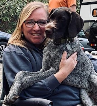 Susan Avritt, directora de proyectos de TRS, posa con su perro Gunnison.