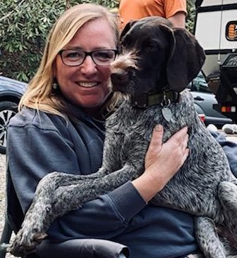 Susan Avritt, Projektmanagerin bei TRS, posiert mit ihrem Hund Gunnison.