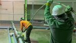 Eigenaars van TRS-medewerkers installeren een 200 meter lang FlexHeater-element op de Pohatcong Superfund-site in New Jersey.