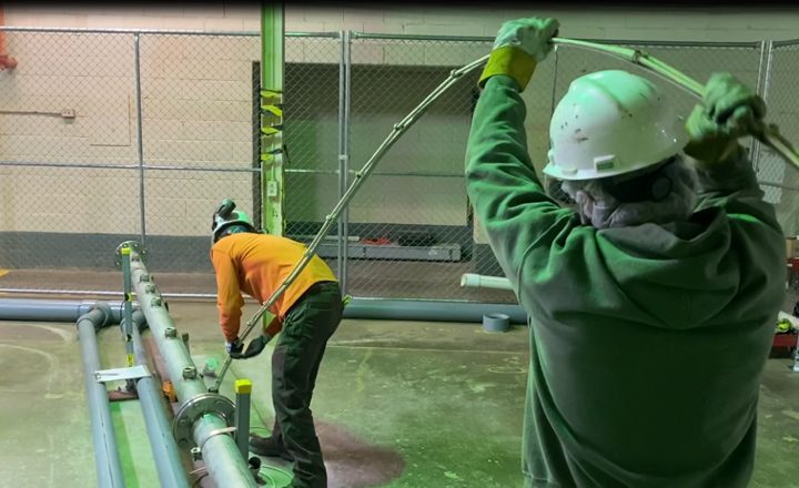 Владельцы сотрудников TRS устанавливают элемент FlexHeater длиной 200 футов на площадке Pohatcong Superfund в Нью-Джерси.