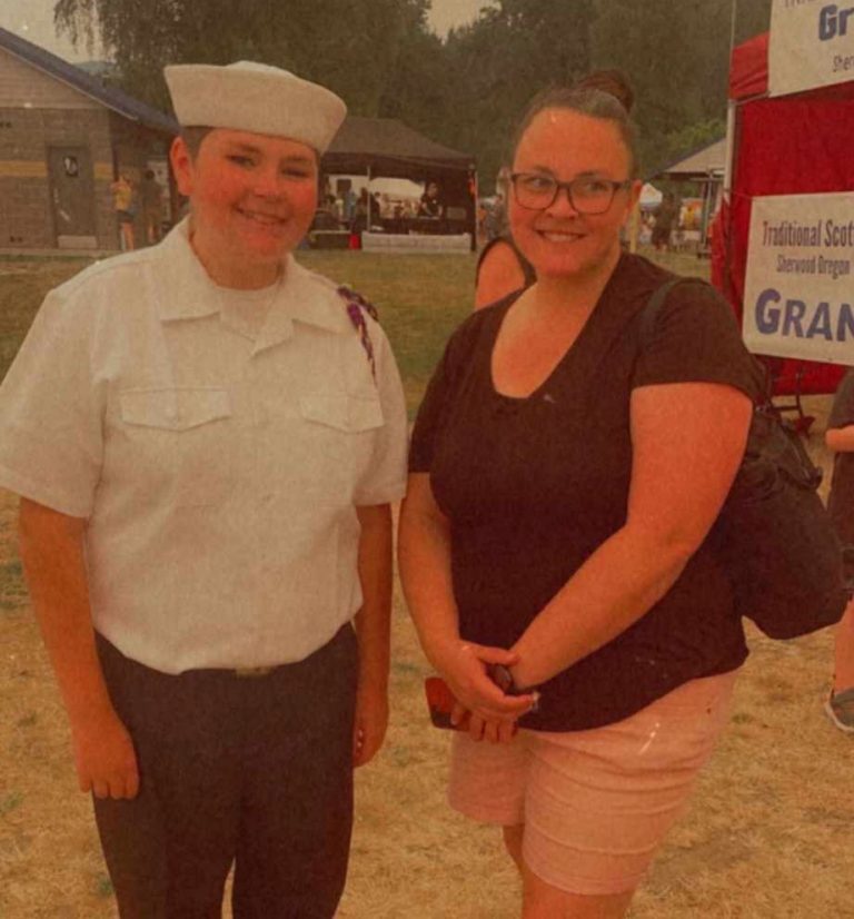 Katie Cram, contabile finanziaria, posa con suo figlio al Sea Cadets. Katie è l'ufficiale finanziario dell'unità di suo figlio.