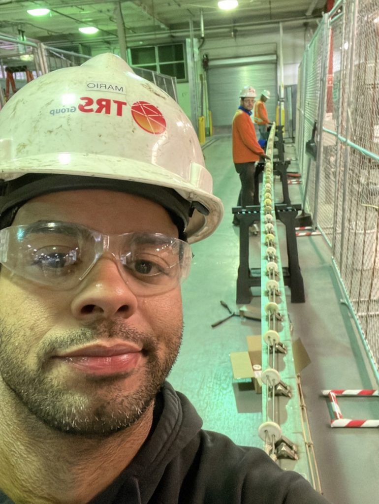 Mario tira uma selfie com seus colegas de trabalho no Pohatcong Valley Superfund Site.