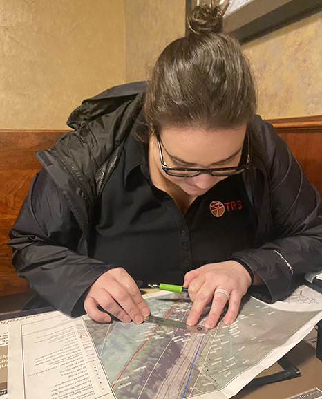 Michelle lavora al volo su un potenziale progetto concettuale in un ristorante locale mentre visita il sito del progetto in Pennsylvania.