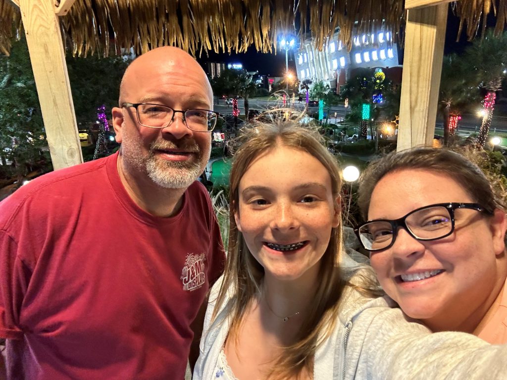 Michelle en haar familie spelen een rondje putt-putt terwijl ze op vakantie zijn in Panama City, Florida.