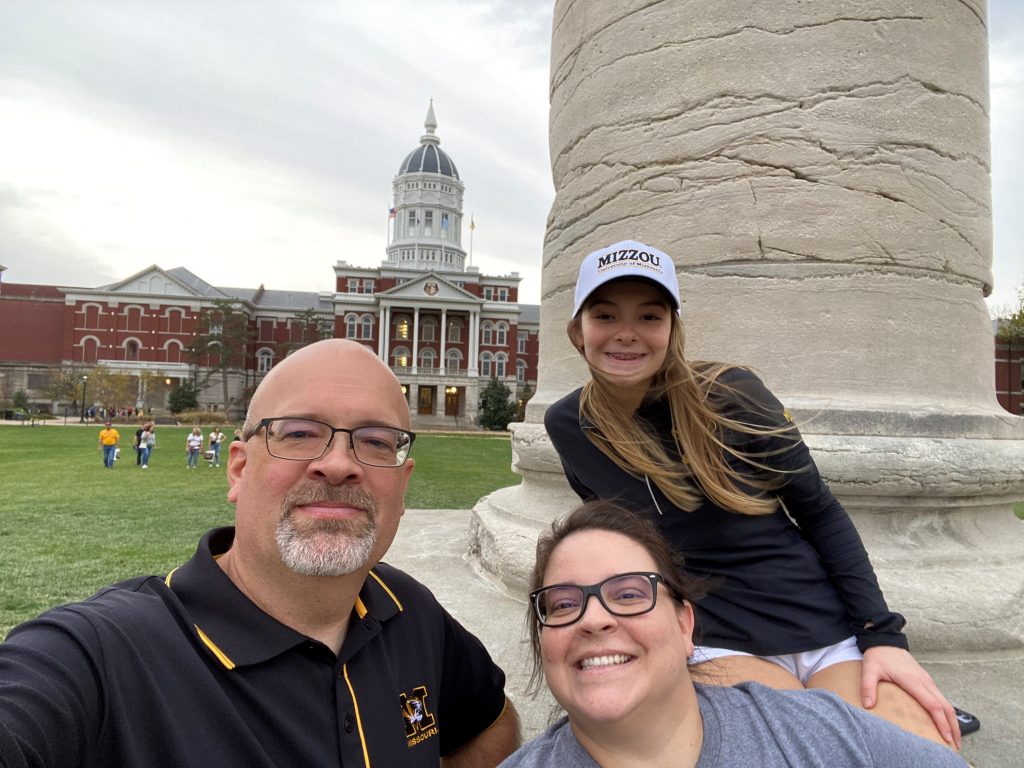 Michelle y su familia disfrutan del Quad de la Universidad de Missouri.